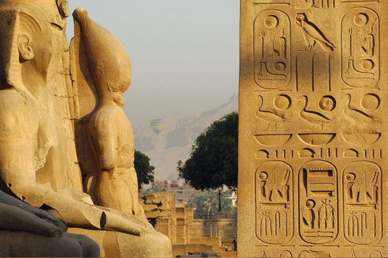Ancient Egyptian Figures at Temple of Karnak, Luxor, Egypt бесплатно